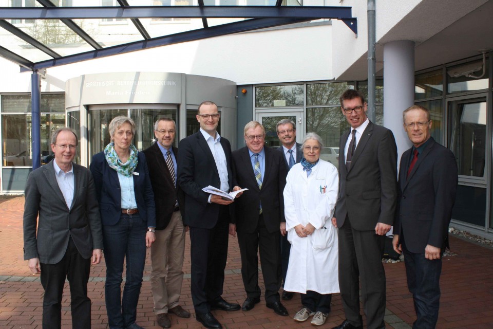 (v.l.): Dr. Nlle, Pflegedirektorin Ursula Hedding, Regionalgeschftsfhrer Burkhard Nolte, Jens Spahn und Reinhold Sendker, stv. BM Karl-Heinz Greiwe, PD Dr. Barbara Elkeles, Verwaltungsdirektor Christoph Wolters und Pflegedirektor Matthias Krake.