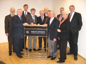 Zum Bild: (v.l.) Bernhard Tenhumberg, Josef Wilp, Karl-Friedrich Schulte-Uebbing, Wilfried Grunendahl, Reinhold Sendker, Bernhard Schemmer, Walter Bourichter, Hans Dieler, Anton Holz, Hannelore Brning und Thomas Sternberg.