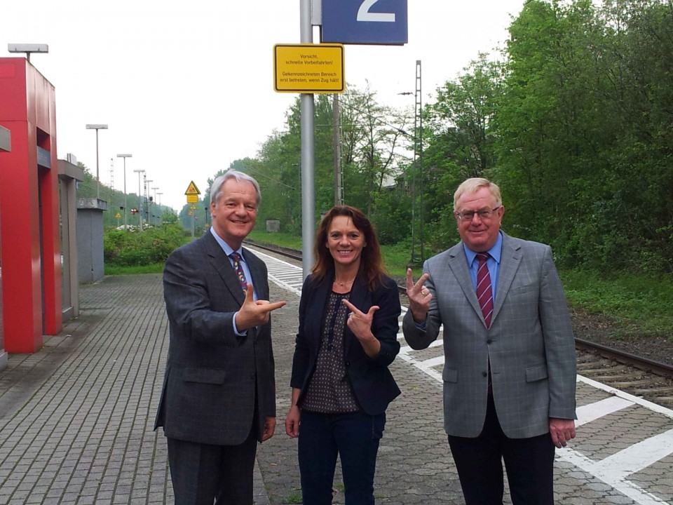 Werben am Bahnhof Capelle fr den zweigleisigen Ausbau: (v.l.) Werner Jostmeier MdL, Elke Mller und Reinhold Sendker MdB.