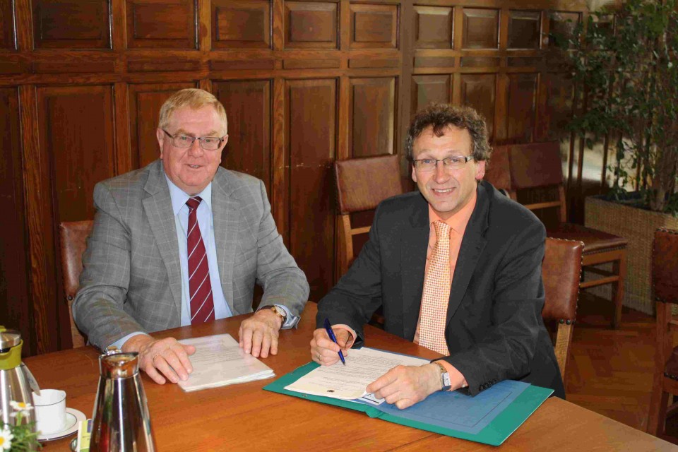 Zum regelmäßigen Informationsaustausch trafen sich jetzt  MdB Reinhold Sendker und Bürgermeister Berthold Streffing im Sendenhorster Rathaus.