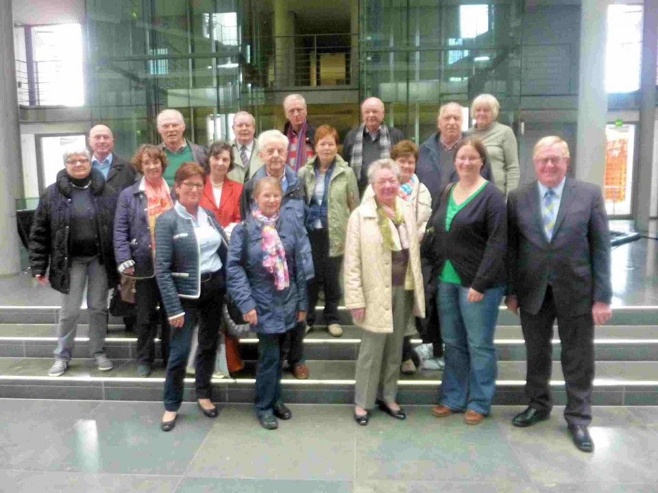 Reinhold Sendker mit den Gsten aus Warendorf im deutschen Bundestag.