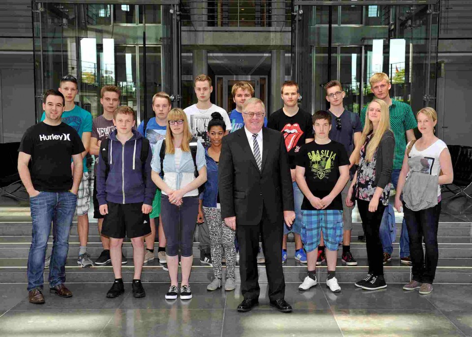 Reinhold Sendker mit den Gästen aus Warendorf im Deutschen Bundestag.