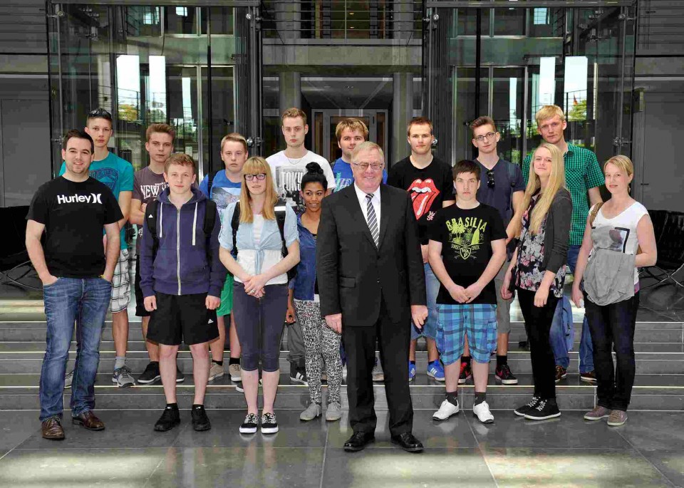 Reinhold Sendker mit den Gsten aus Warendorf im Deutschen Bundestag.