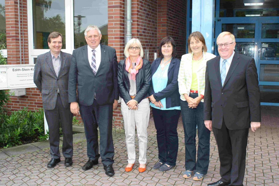 Nach dem Informationsgesprch ber die Zukunft der Pflegeberufe stellten sich die Teilnehmer zum Gruppenfoto: (v.l.) Herbert Kraft, Karl-Josef Laumann, Beate Bruns-Schneider, Cornelia Lckener-Korte, Monika Lckener und Reinhold Sendker MdB