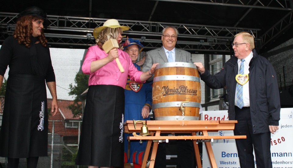 Beim Fassanstich des 462. Enniger Marktes: Ludger Demski, Thomas Hermes-Huerkamp als Gerda und Sylvia, stv. Brgermeister Michael Topmller und Reinhold Sendker