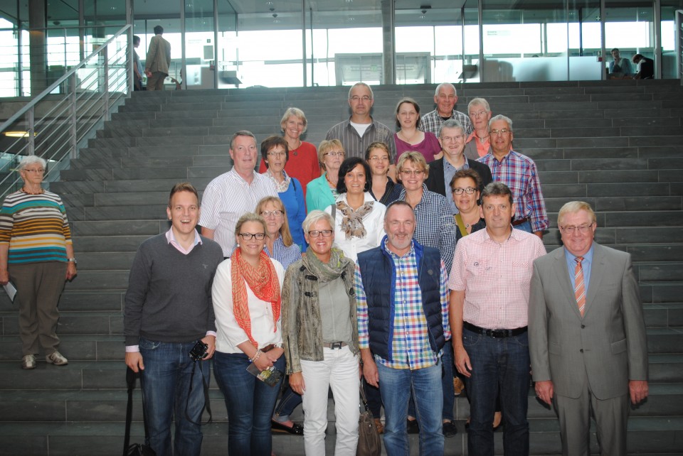 Reinhold Sendker mit den Gsten aus Everswinkel im Deutschen Bundestag.