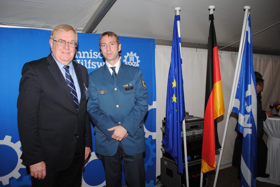 Reinhold Sendker und Mario Raab im Zelt des THW vor dem Reichstag.