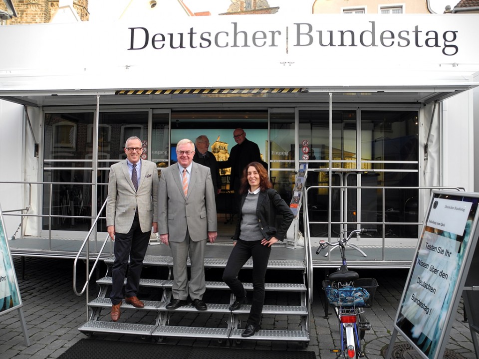 Reinhold Sendker MdB (m.) mit dem Team vom Infomobil Klaus Deukler (r.) und Anna Pulcher (l.)