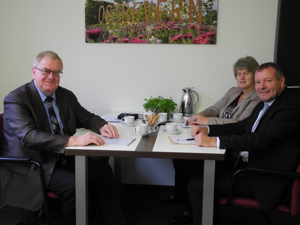 Reinhold Sendker MdB (l.) im Gespräch mit Bürgermeister Annen (r.) und Kreistagsmitglied Dr. Lehnert (m.).