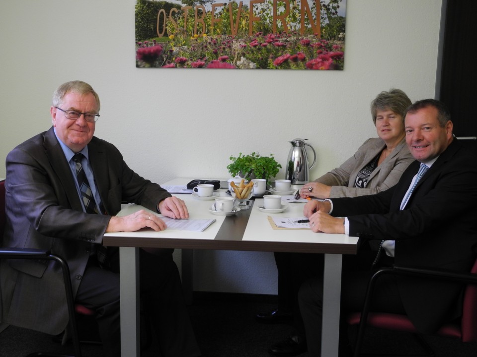 Reinhold Sendker MdB (l.) im Gesprch mit Brgermeister Annen (r.) und Kreistagsmitglied Dr. Lehnert (m.).