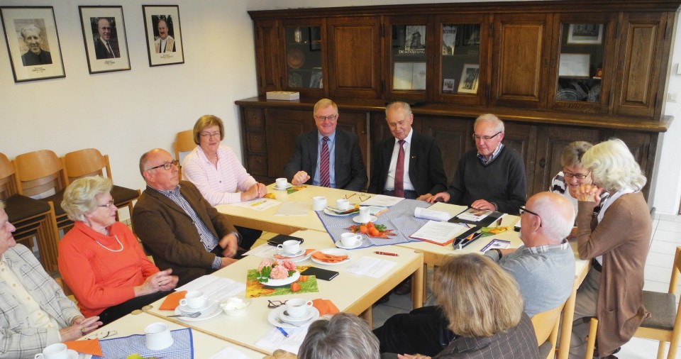 Reinhold Sendker im Gesprch mit der Senioren Union Freckenhorst. 