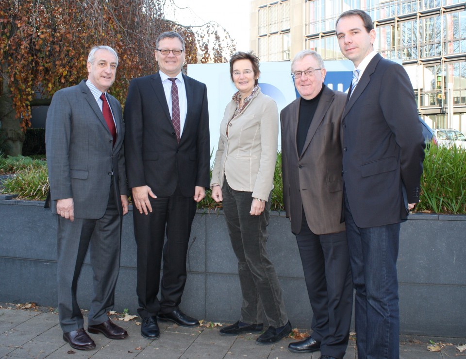 Bildunterschrift: Tauschten sich ber aktuelle Verkehrsthemen aus (v.l.): CDU-Kreisvorsitzender Josef Rickfelder, IHK-Geschftsfhrer Joachim Brendel, CDU-Bundestagsabgeordnete Sybille Benning, Reinhold Sendker (MdB) und IHK-Referent Daniel Janning.