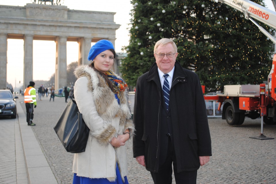 Reinhold Sendker und Agnieszka Brzezicka vor dem Brandenburger Tor.