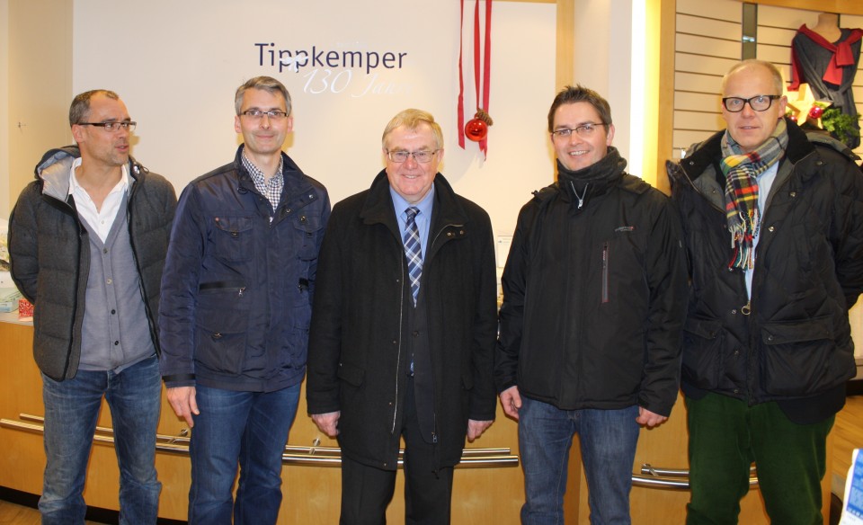 Reinhold Sendker mit seinen Begleitern beim Besuch des Textilhauses Tippkemper.