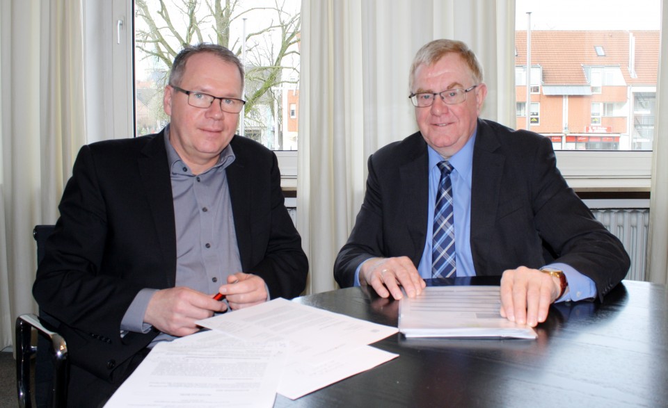 Brgermeister Berthold Llf und Reinhold Sendker im Gesprch