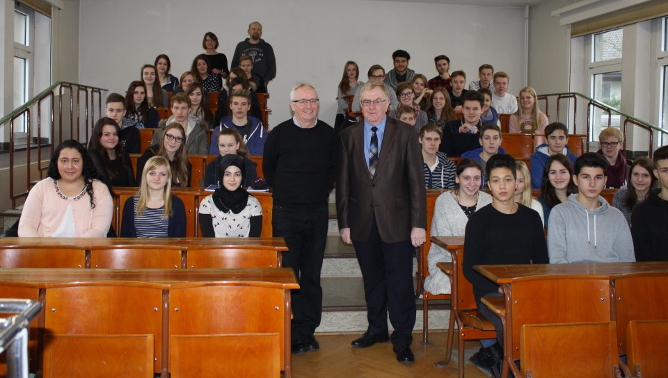 MdB Reinhold Sendker mit Schlern der Realschule Oelde