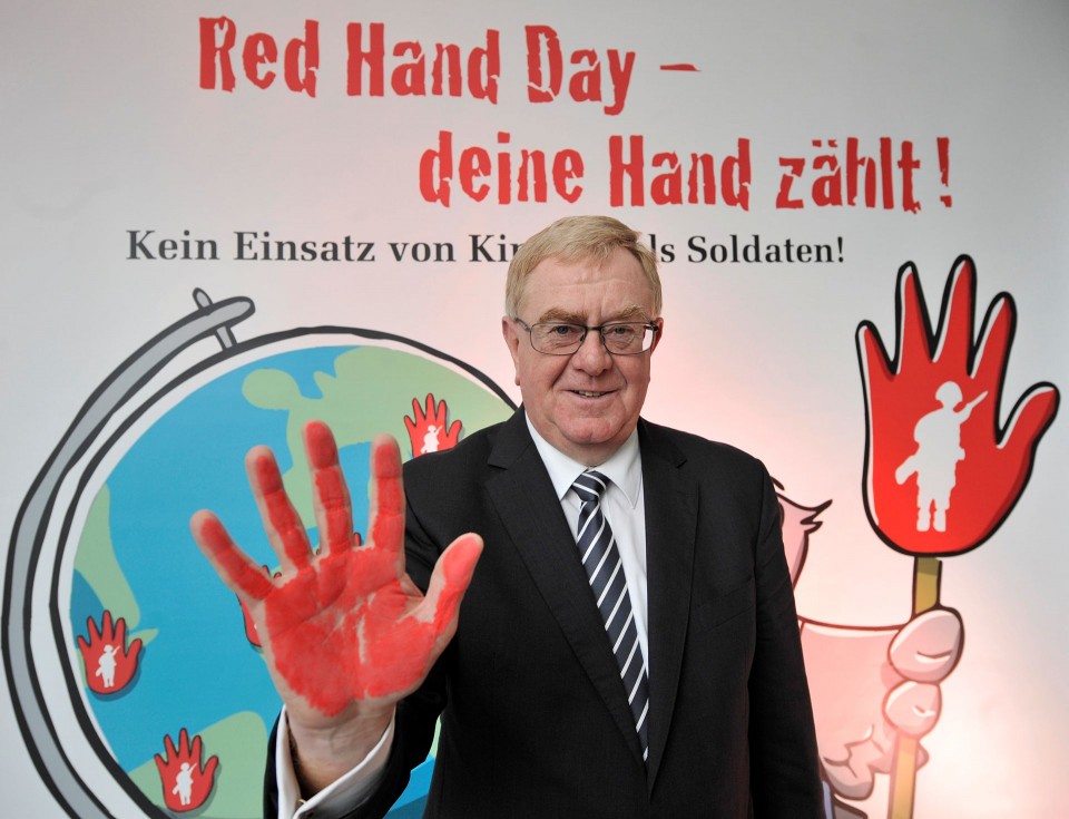 Reinhold Sendker bei der Abgabe seines Handabdruckes in Berlin.
